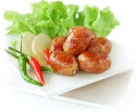 ไส้กรอกเสิร์ฟพร้อมผัก